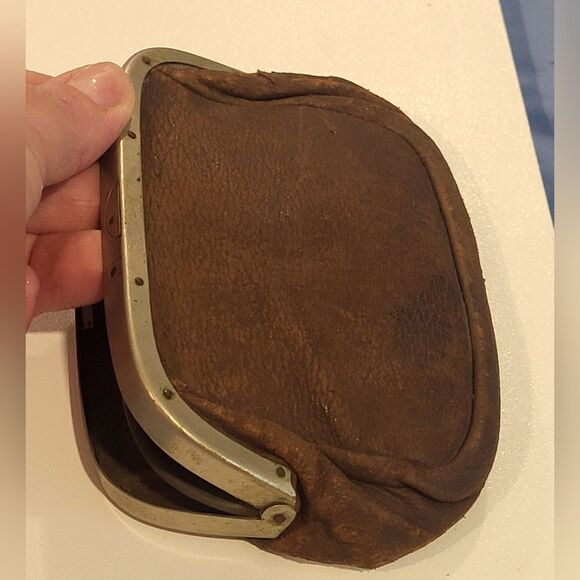 Antuque french leather coin purse with a metal clasp - Picture 3 of 7